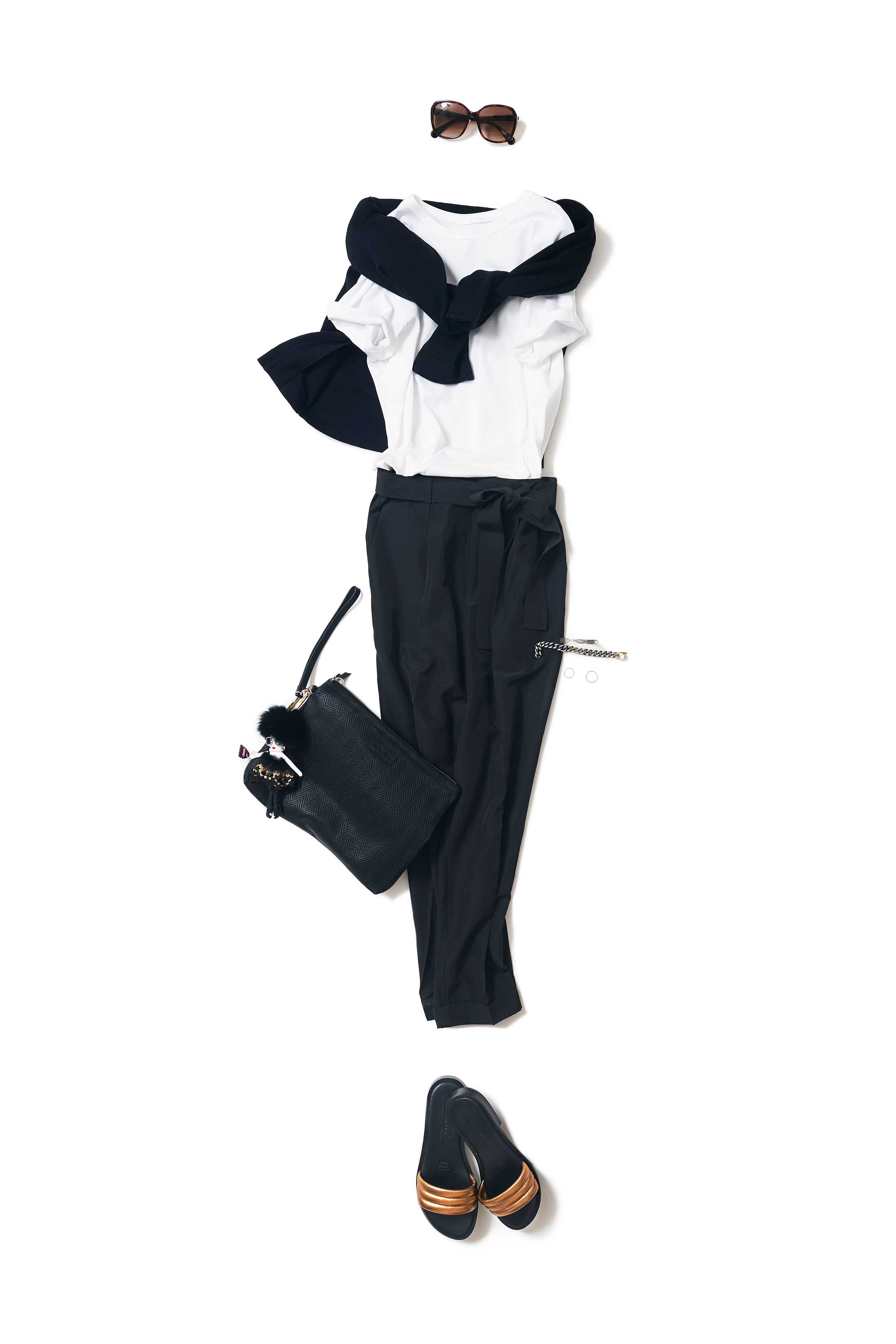 白T×黒パンツの王道スタイル