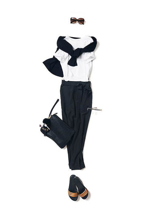 白T×黒パンツの王道スタイル