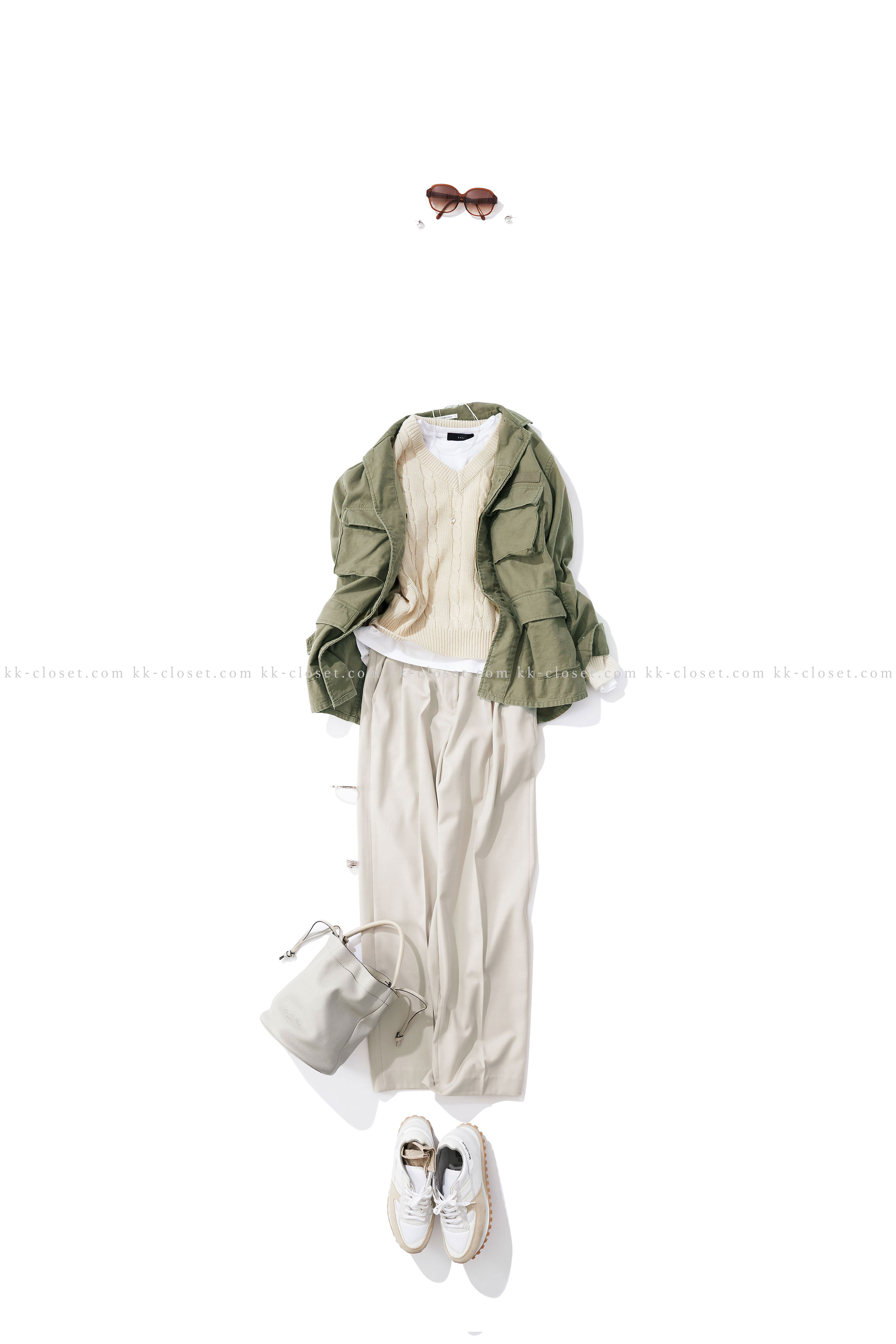 ベージュをカーキでスパイスアップ