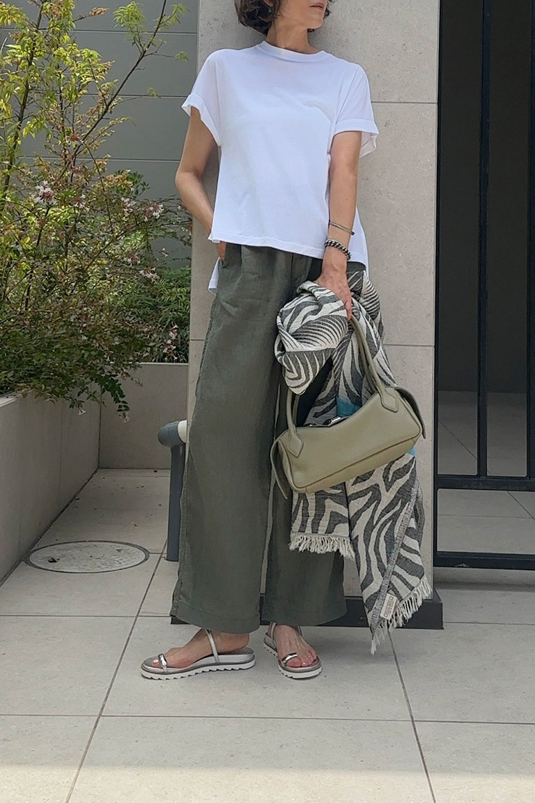 シンプル以上の、白Ｔ&カーキパンツ