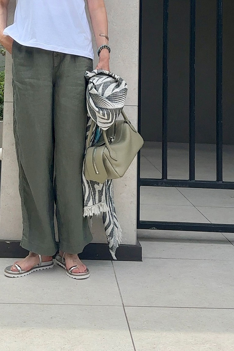 シンプル以上の、白Ｔ&カーキパンツ2