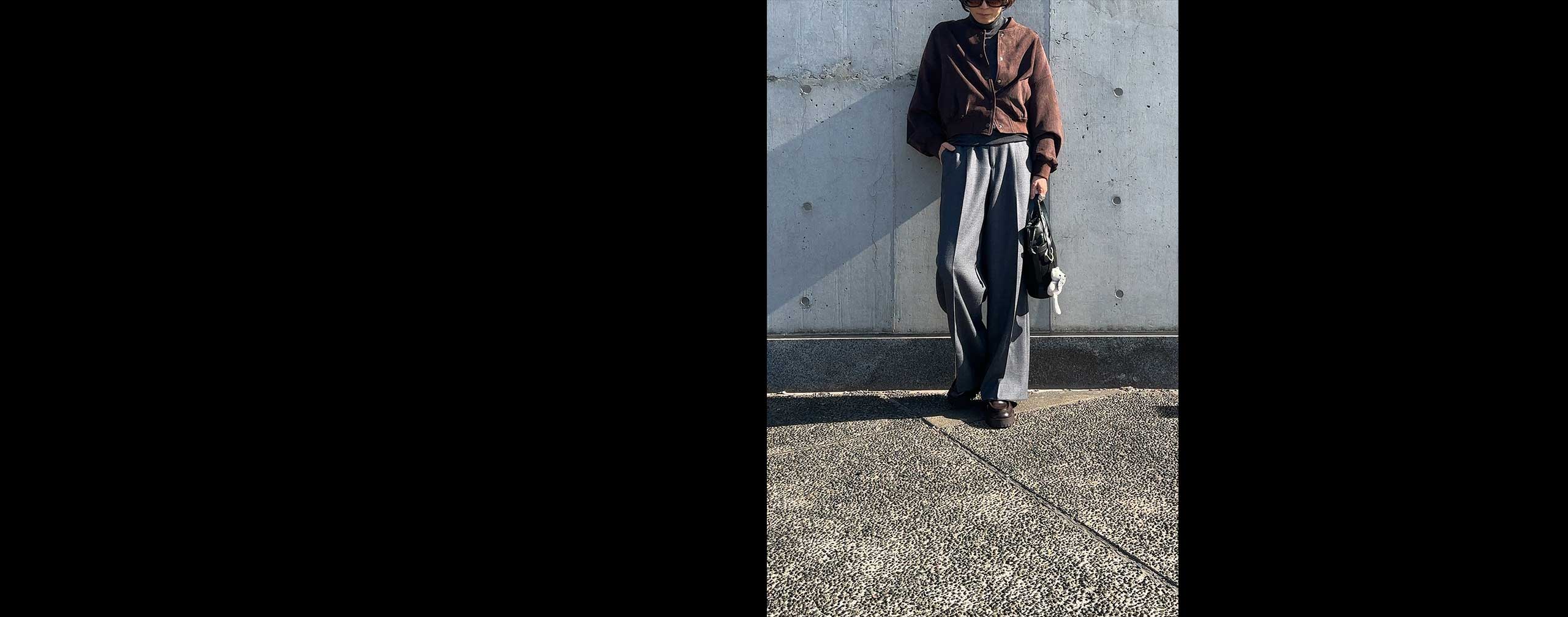 ハンサムにシックシンプル - ブラウンのブルゾンを、メンズ風に振り切ってコーディネート。グレーのタートルとタックパンツを合わせ、配色も渋めなシックシンプルにしました。とことんハンサムだからこそ、着る人の女らしさが香り立つようで、我ながらかっこいいかも〜（笑）。太めパンツのエレガントな迫力も、新鮮さを生むポイントです。SNAP