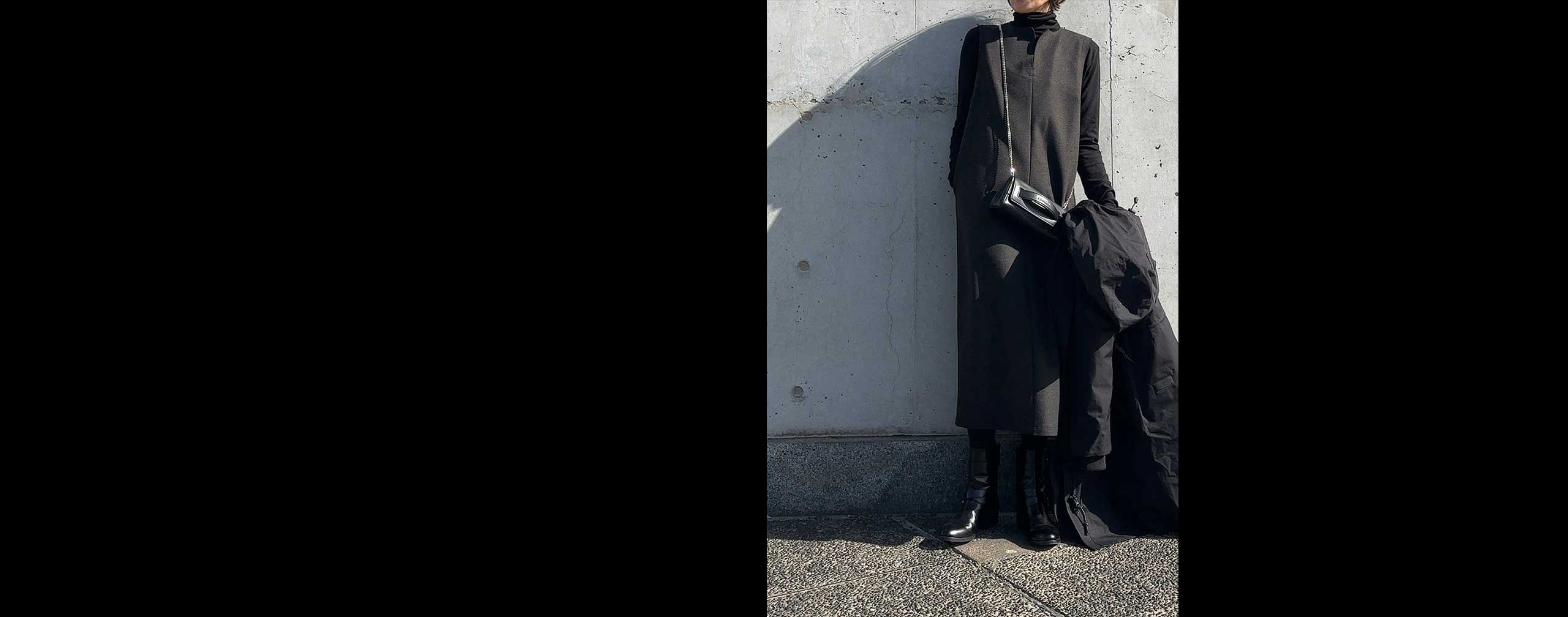 ラフにドレスアップ - 18:00、広尾。旧友とおくればせながら、、、の新年会。リラックスできる方がいいなあ、と、シルエットが気に入ってるジャンパースカート をチョイス。下に着たのは、ニットソーのタートルです。暖房の効いた室内では、このくらい薄手の方がいいので。ミニバッグのチェーンを効かせて、アウターとブーツでちょっとだけワークモードをプラス。気取らない店なので、このくらいのスタイルで。SNAP