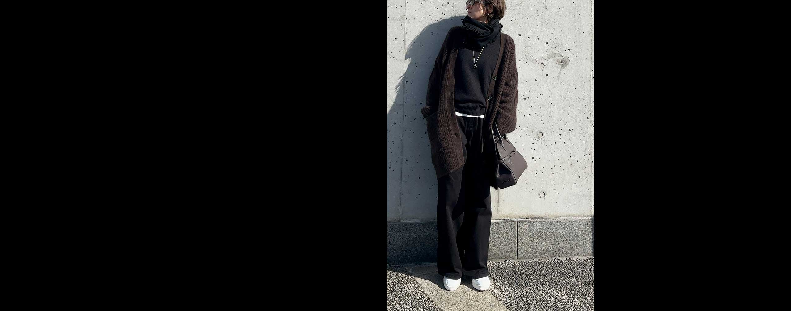 シックなチョコ＆ブラック - 今日はビッグカーディガンをアウター感覚でコーディネート。中は、黒ニット＆黒デニムでさりげなく、シンプルシックに徹しました。襟元にフリンジストールをグルグルあしらい、裾や袖口には白のロンTをチラ見せ。さりげなさの中で雰囲気を出す、こういうスタイルがやっぱり好きだな〜。SNAP