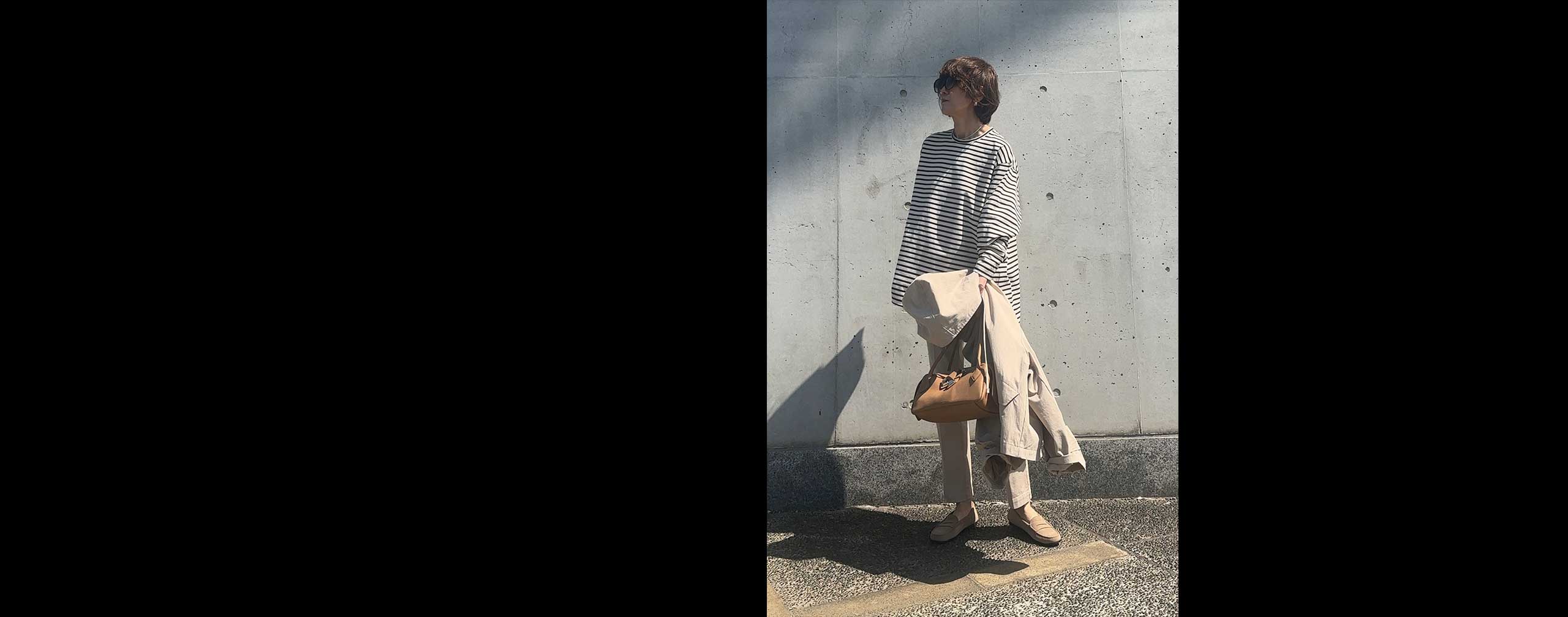 ほんのり春マリン - ボーダーカットソーで、マリン気分をほんの少し。ダークネイビーとアイボリーのボーダーだから、合わせるアイテムもベージュ系にしてみました。テントラインのフードパーカーやスティックパンツ、そしてバッグ＆靴も…ベージュづくし！　普通、マリンというと白を基調にパキッとする配色が多いけど、こういうやわらかな配色も、大人っぽくていいかも〜。SNAP