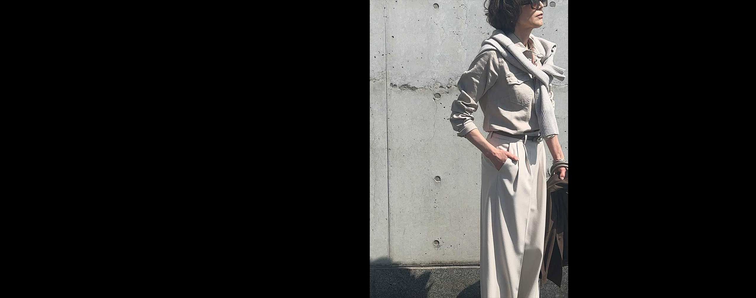 リッチにベージュDAY - 今朝は単純に、ベージュでいきたい！　とひらめきました。春らしいベージュのシャツとタックパンツで、クラシカルに、かつリッチにコーディネート。一見ベーシックながら、シャツはデニム風だったり、パンツはゆとりのあるシルエットだったりして、今のモード感をさりげなく漂わせています。シャツをタックインしたウエストには、ベルトを効かせて、より大人っぽく。SNAP