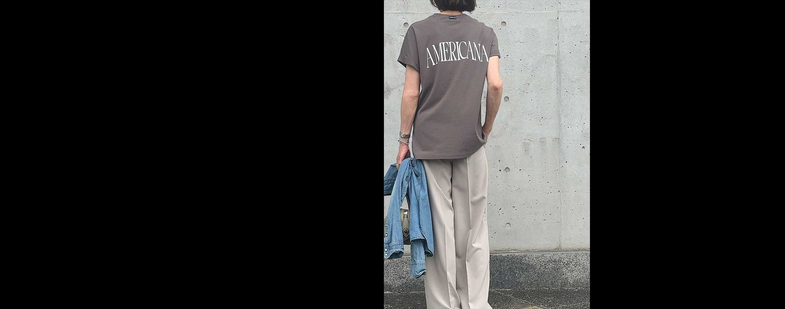 まろやかトーンで全方位おしゃれ！ - 今日のキーカラーはグレージュ。濃いめのトップスと淡めのタックパンツで、まろやかなグラデーションにしてみました。バッグはセージグリーンにして、ちょっと色をずらしてみたら、また雰囲気が出て大正解！　前から見ても十分お気に入りのスタイルだけど、実はバックロゴのTシャツだから、後ろ姿も自慢！　です。SNAP