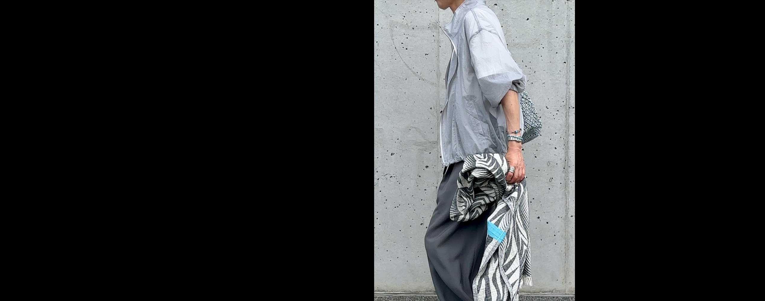 enjoy！ グレー＆シルバー - 大好きなグレー＆シルバーの配色。黒より重くなくて、ベージュより合わせやすくて…。ワントーンコーディネートの味方なんです。今日は淡いグレーブルゾンとミディアムグレーパンツの着こなしに、シルバー小物をトッピング。クールなのに、華やかさがあってやっぱりいい感じです〜。マキシスカート風に見えるパンツが、しゃれ感をいっそう盛り上げてくれるな〜。SNAP