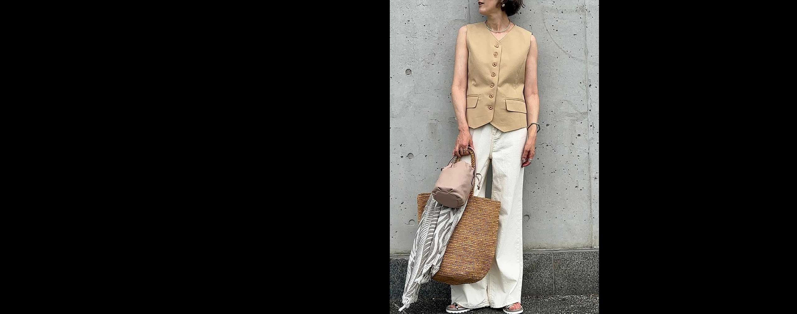 セレブレーションは上品モードに - 仕事帰りに、友人の展覧会を訪問。小さなギャラリーでの作品展だから、大げさにすることなく、ほんのりセレブレーション気分を演出することに。ベージュのジレをノースリーブトップスとして着て、ホワイトデニムと共に、明るいトーンでコーディネート。小物はシルバー系をメインに、肌に上品なキラメキをプラス。あとはお祝いとして、彼女が好きな花を買って行こ〜。SNAP