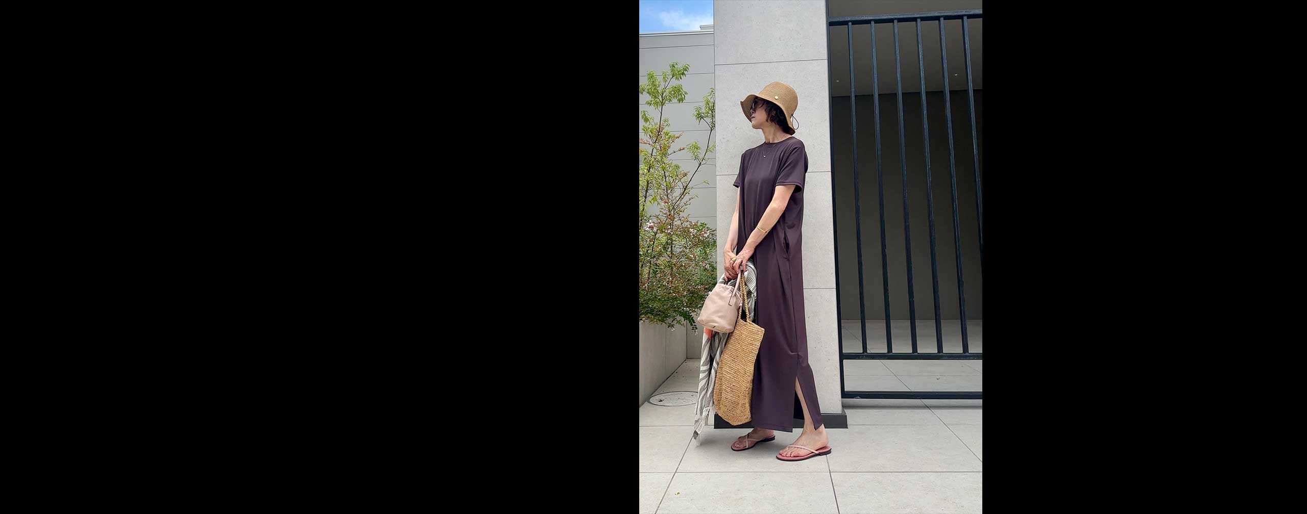 ブラウンを、ヘルシーに心地よく - 5月に春ムードで着ていたブラウンのワンピを、夏ムードにシフト。デニムシャツの代わりにコットンストールを、キャップの代わりにストローハットを、スニーカーの代わりにレザートングを、バッグもラフィア素材の大きめサイズとミニバッグの二個持ちでナチュラルさを足して。カラダをしめつけないリラクシーな素材とシルエットが、やっぱり湿度の高い日には快適です。SNAP