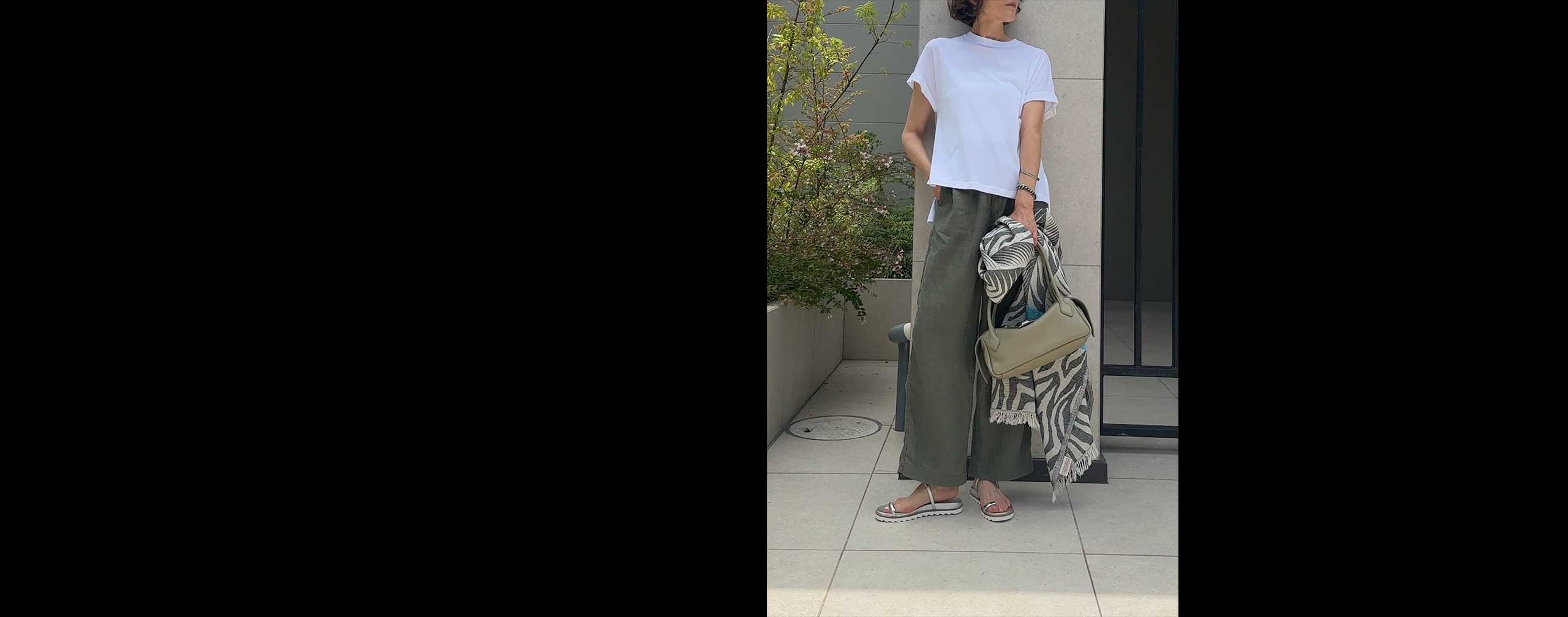 シンプル以上の、白Ｔ&カーキパンツ - 白T＆カーキパンツの夏バージョン。いたってシンプルなスタイル…と、みせかけて(笑)、Ｔシャツは接触冷感機能でネイビーのバックロゴ、パンツはリネン100％。ともにサラッとして心地よいです。ラフなムードの組み合わせだから、アクセサリーを足したり、辛口のバッグ&ゼブラ柄のストールを持ったり、小物で無理なくクラスアップさせて。SNAP