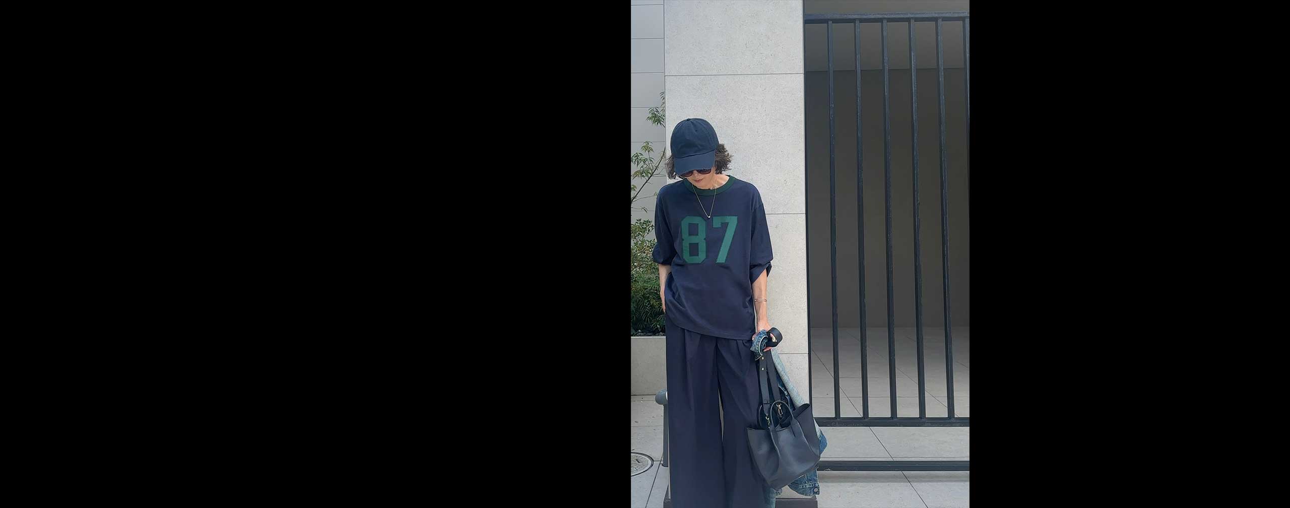 スポーツシックinネイビー - すっきりしない天気が続くこの頃。こんな時こそ、気持ちを盛り上げてくれるフットボールTシャツの出番！ネイビーベースのトップスに合わせ、ボトムもネイビーのセミワイドパンツで、大人っぽく、ちょっとモードにアレンジ。ワントーンだと、スポーティなデザインも品よくなじむから、気負って見えず安心です。さ〜、今日も元気に過ごそう！ SNAP