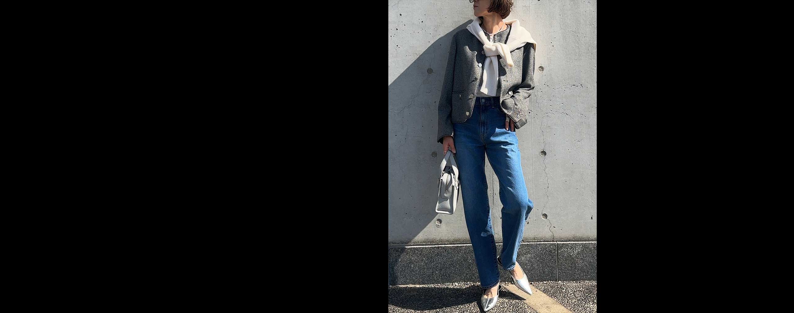 オーセンティックなデニムスタイル - ノーカラーのツィードジャケット、白T&パールに、デニム。全てがいわゆる、クラシックなアイテムの組み合わせなんだけど、ジャケットの肩にチカラが入らない軽やかさや、デニムの色＆シルエット、アクセントにキャップ、足元はシルバー...と