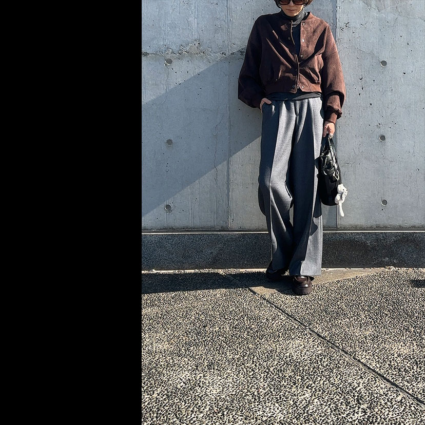 ハンサムにシックシンプル - ブラウンのブルゾンを、メンズ風に振り切ってコーディネート。グレーのタートルとタックパンツを合わせ、配色も渋めなシックシンプルにしました。とことんハンサムだからこそ、着る人の女らしさが香り立つようで、我ながらかっこいいかも〜（笑）。太めパンツのエレガントな迫力も、新鮮さを生むポイントです。 SNAP