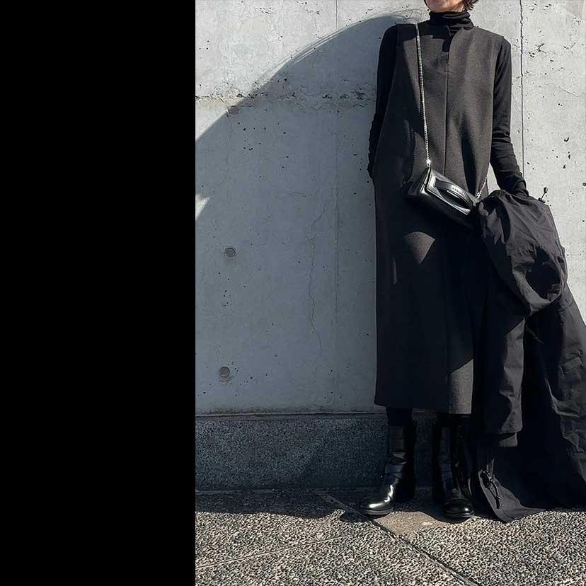 ラフにドレスアップ - 18:00、広尾。旧友とおくればせながら、、、の新年会。リラックスできる方がいいなあ、と、シルエットが気に入ってるジャンパースカート をチョイス。下に着たのは、ニットソーのタートルです。暖房の効いた室内では、このくらい薄手の方がいいので。ミニバッグのチェーンを効かせて、アウターとブーツでちょっとだけワークモードをプラス。気取らない店なので、このくらいのスタイルで。 SNAP