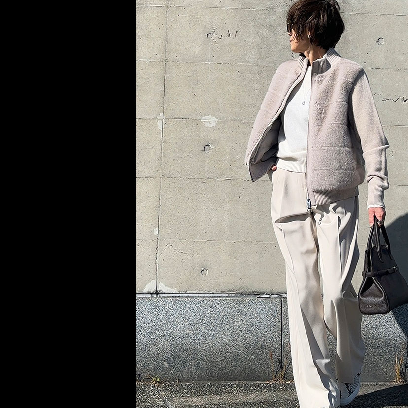 アイボリーに染まる - テレビから流れるウィンタースポーツの熱戦に誘われて（笑）、今日は雪景色のようなホワイトグラデを着たい気分に！　エコミンクのブルゾンとシンプルニット＆ワイドめパンツと、オールホワイト系トーンでリッチ＆ウォーミーに着こなしました。バッグと靴でこげ茶を効かせて、メリハリもオン。今日も選手のがんばりにパワーをもらおう。 SNAP