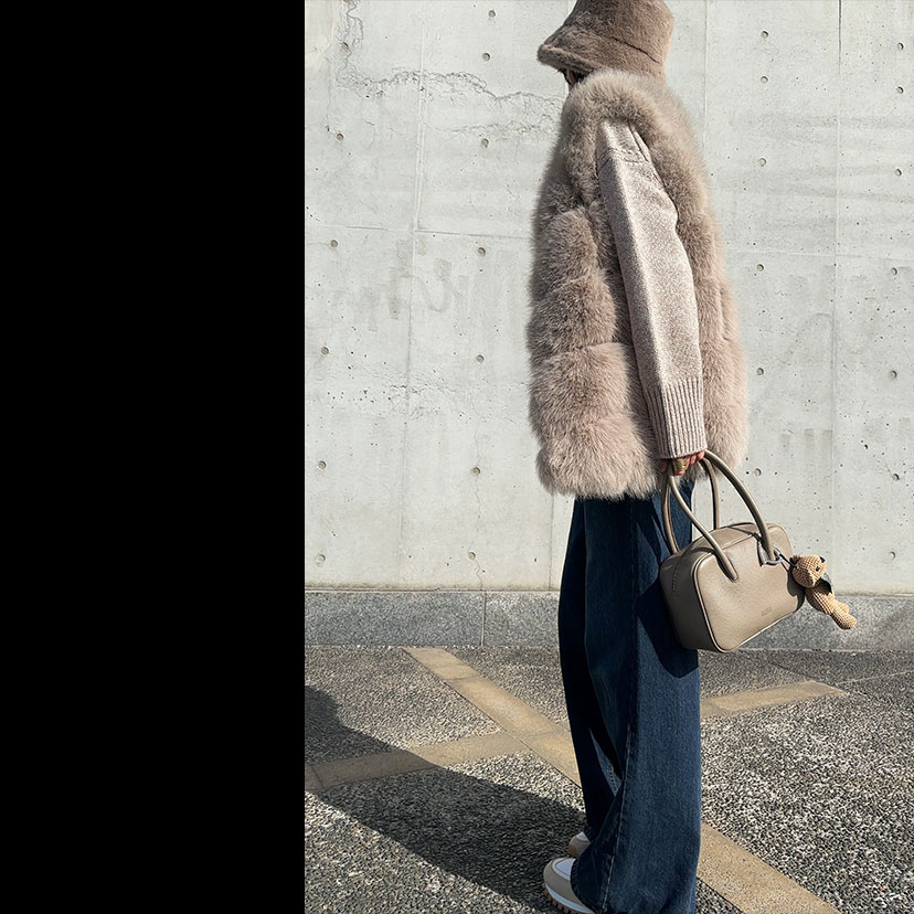 ふわもこタッチの大人カジュアル - オートミール色のタートルネックニットとベージュのファージレ、そしてエコファーのバゲットハット…。今日は冬の終わりを楽しむように、温もりや上品さが漂うベージュアイテムを大集合させてみました。バッグにもベアチャームをつけて、ふわもこタッチを満喫！　こういう着こなしにすると、なんだか気持ちもゆったり、余裕が生まれるな〜。 SNAP