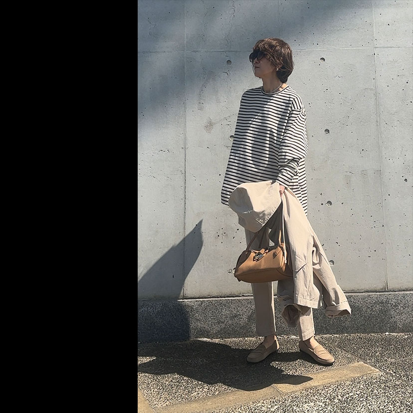 ほんのり春マリン - ボーダーカットソーで、マリン気分をほんの少し。ダークネイビーとアイボリーのボーダーだから、合わせるアイテムもベージュ系にしてみました。テントラインのフードパーカーやスティックパンツ、そしてバッグ＆靴も…ベージュづくし！　普通、マリンというと白を基調にパキッとする配色が多いけど、こういうやわらかな配色も、大人っぽくていいかも〜。 SNAP