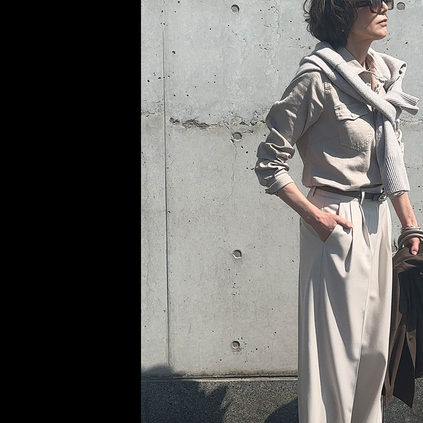 リッチにベージュDAY - 今朝は単純に、ベージュでいきたい！　とひらめきました。春らしいベージュのシャツとタックパンツで、クラシカルに、かつリッチにコーディネート。一見ベーシックながら、シャツはデニム風だったり、パンツはゆとりのあるシルエットだったりして、今のモード感をさりげなく漂わせています。シャツをタックインしたウエストには、ベルトを効かせて、より大人っぽく。 SNAP
