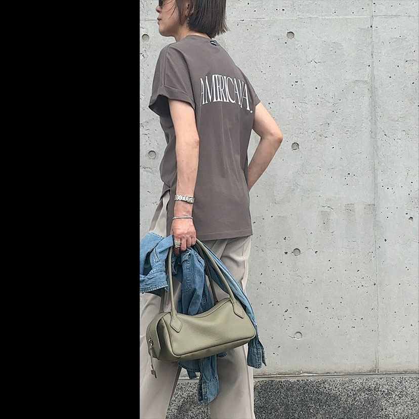 まろやかトーンで全方位おしゃれ！ - 今日のキーカラーはグレージュ。濃いめのトップスと淡めのタックパンツで、まろやかなグラデーションにしてみました。バッグはセージグリーンにして、ちょっと色をずらしてみたら、また雰囲気が出て大正解！　前から見ても十分お気に入りのスタイルだけど、実はバックロゴのTシャツだから、後ろ姿も自慢！　です。 SNAP