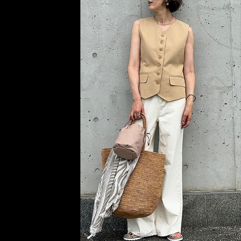 セレブレーションは上品モードに - 仕事帰りに、友人の展覧会を訪問。小さなギャラリーでの作品展だから、大げさにすることなく、ほんのりセレブレーション気分を演出することに。ベージュのジレをノースリーブトップスとして着て、ホワイトデニムと共に、明るいトーンでコーディネート。小物はシルバー系をメインに、肌に上品なキラメキをプラス。あとはお祝いとして、彼女が好きな花を買って行こ〜。SNAP