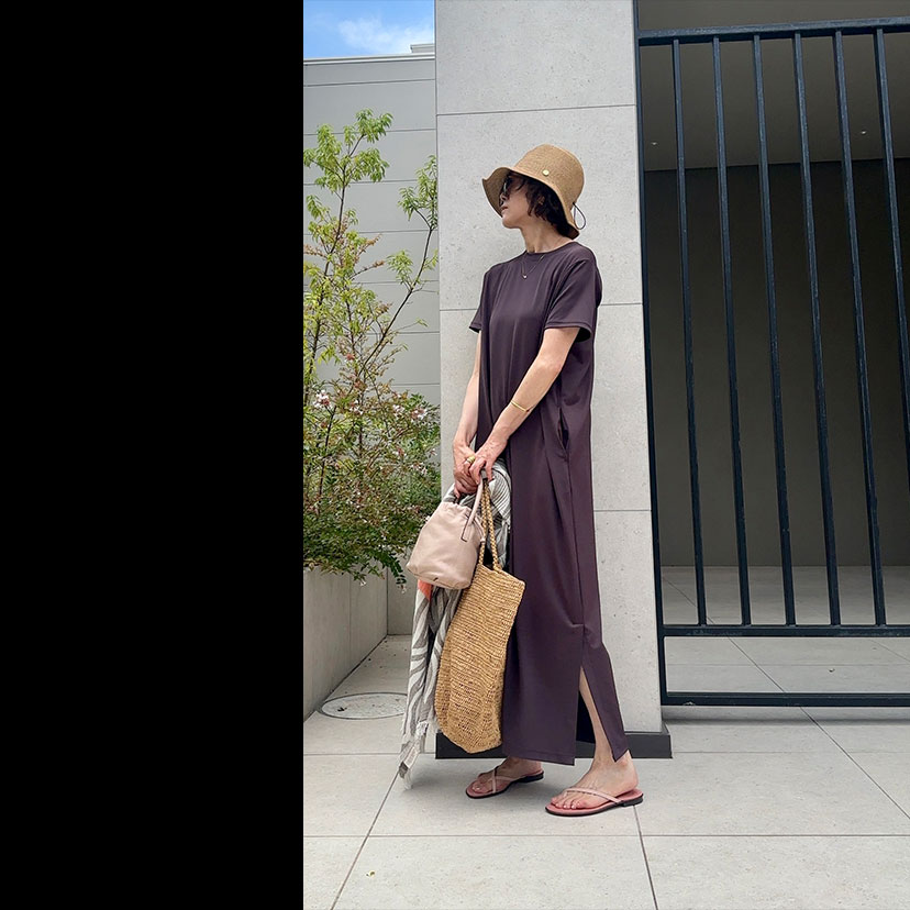 ブラウンを、ヘルシーに心地よく - 5月に春ムードで着ていたブラウンのワンピを、夏ムードにシフト。デニムシャツの代わりにコットンストールを、キャップの代わりにストローハットを、スニーカーの代わりにレザートングを、バッグもラフィア素材の大きめサイズとミニバッグの二個持ちでナチュラルさを足して。カラダをしめつけないリラクシーな素材とシルエットが、やっぱり湿度の高い日には快適です。SNAPSNAP