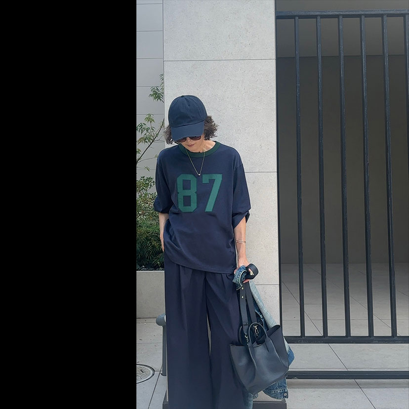 スポーツシックinネイビー - すっきりしない天気が続くこの頃。こんな時こそ、気持ちを盛り上げてくれるフットボールTシャツの出番！ネイビーベースのトップスに合わせ、ボトムもネイビーのセミワイドパンツで、大人っぽく、ちょっとモードにアレンジ。ワントーンだと、スポーティなデザインも品よくなじむから、気負って見えず安心です。さ〜、今日も元気に過ごそう！SNAP