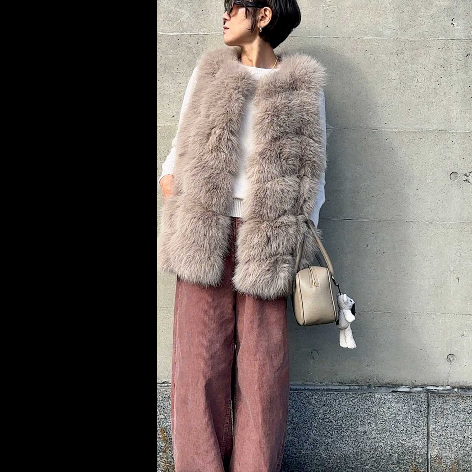 ソフトカラーでリッチカジュアル - 年末年始の買い物のために、おしゃれなショッピングビルへ。大人リッチなムードを出したくて、ファージレとソフトなローズカラー・コーデュロイパンツを合わせました。ふわふわ＆コンフォートな風合いは、この季節ならではの贅沢。どこかヴィンテージ風なベージュとローズカラーがこなれ感を醸して、頑張っているようにならないのもポイントです。 SNAP