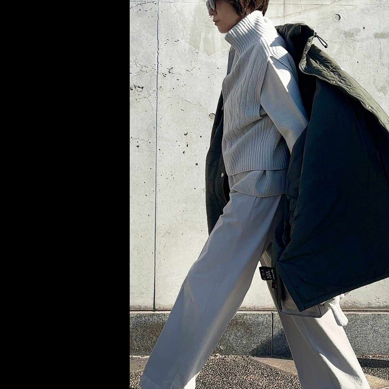 ニュアンストーンの心地よさ - いわゆる、”アンサンブル” とはまた違うんだけど、そんな感覚で重ねた、バトーネックのニット＆ケーブル編みニットのジレ。ほんのりグレーやグリーンの気配がする、このトーンで揃えたくなって、ボトムスはライトグレーのコーデュロイパンツを選びました。アウターは？ってピン！ときたのが、カーキのポンチョ。ニュアンスカラーになじんで、いい感じ〜。 SNAP