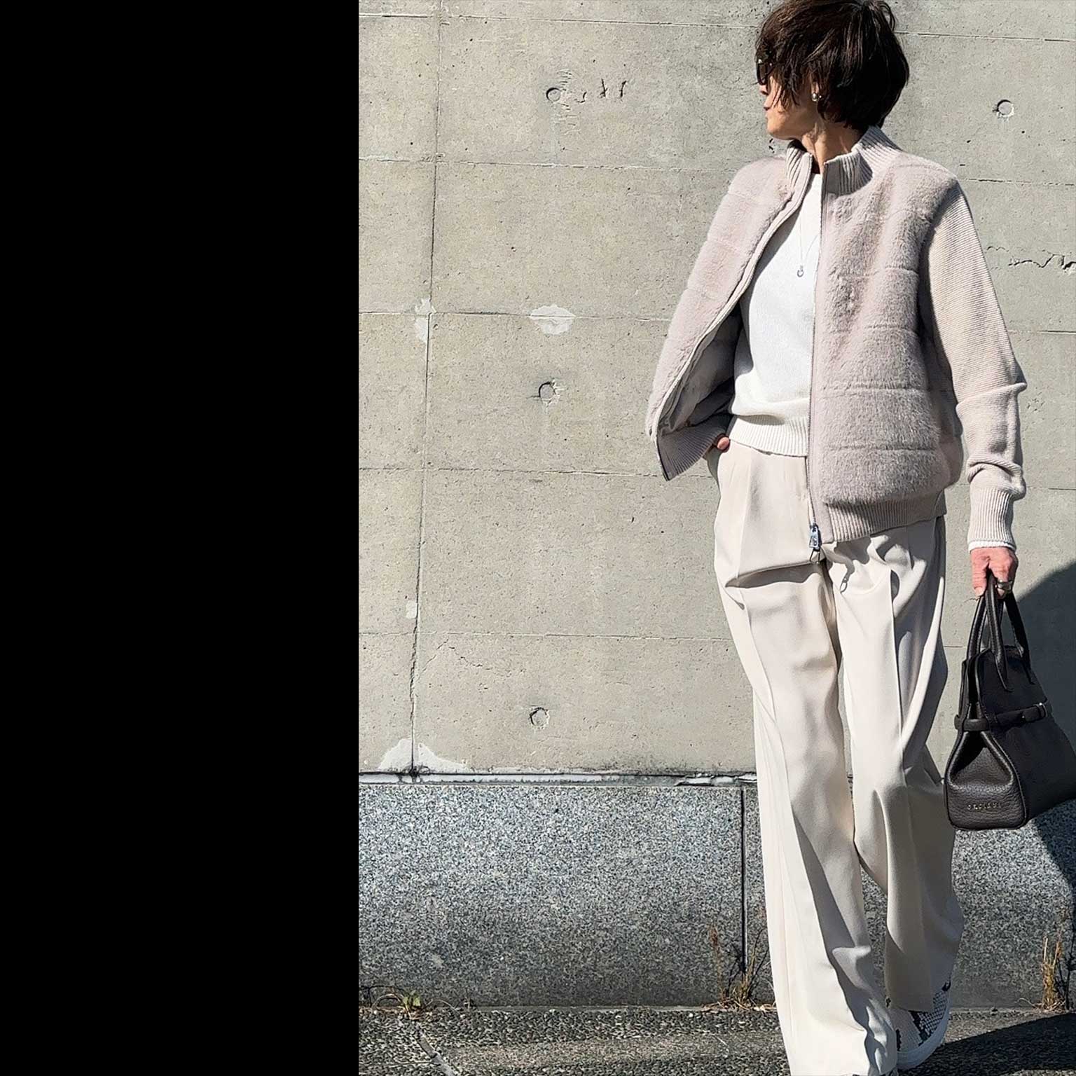 アイボリーに染まる - テレビから流れるウィンタースポーツの熱戦に誘われて（笑）、今日は雪景色のようなホワイトグラデを着たい気分に！　エコミンクのブルゾンとシンプルニット＆ワイドめパンツと、オールホワイト系トーンでリッチ＆ウォーミーに着こなしました。バッグと靴でこげ茶を効かせて、メリハリもオン。今日も選手のがんばりにパワーをもらおう。 SNAP