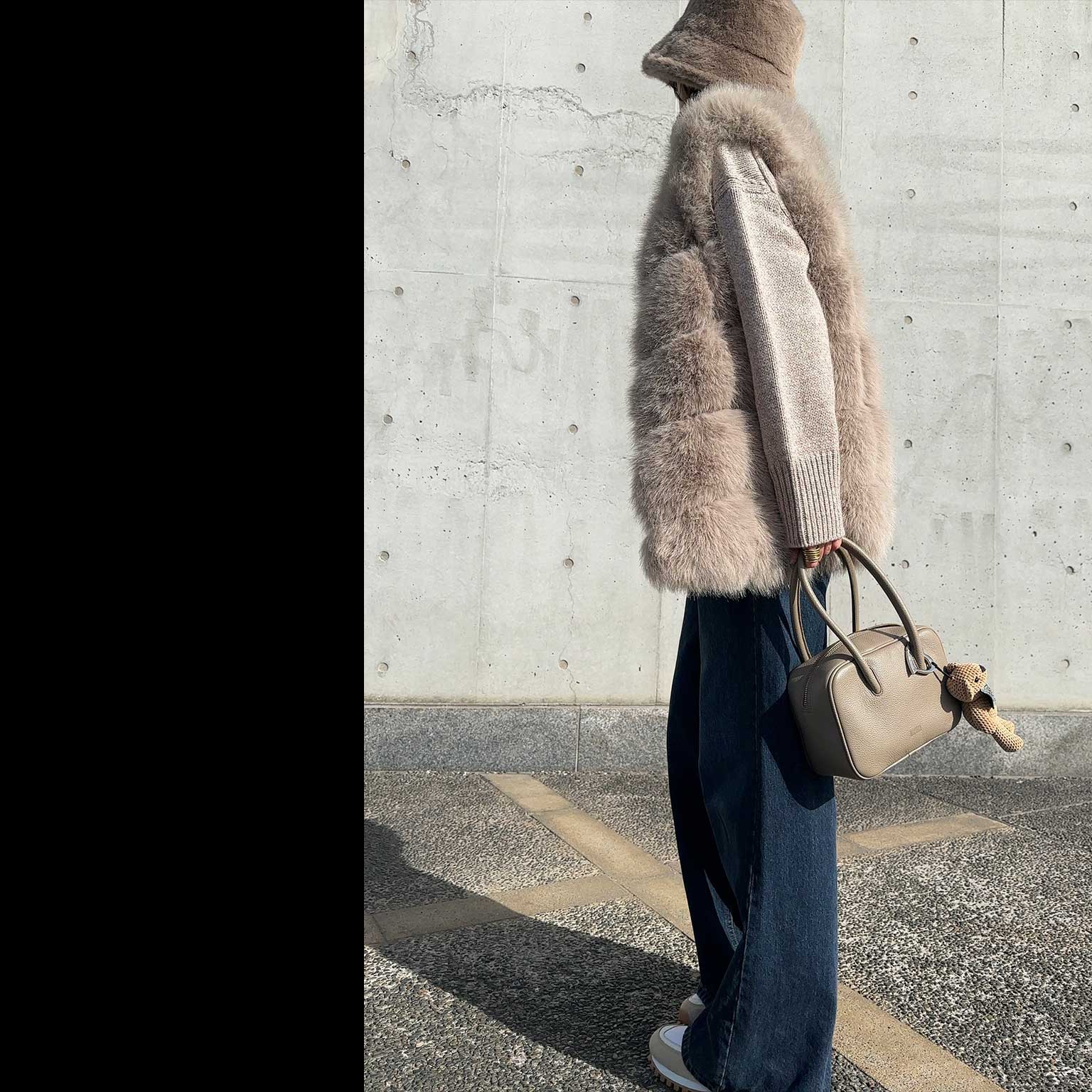 ふわもこタッチの大人カジュアル - オートミール色のタートルネックニットとベージュのファージレ、そしてエコファーのバゲットハット…。今日は冬の終わりを楽しむように、温もりや上品さが漂うベージュアイテムを大集合させてみました。バッグにもベアチャームをつけて、ふわもこタッチを満喫！　こういう着こなしにすると、なんだか気持ちもゆったり、余裕が生まれるな〜。 SNAP