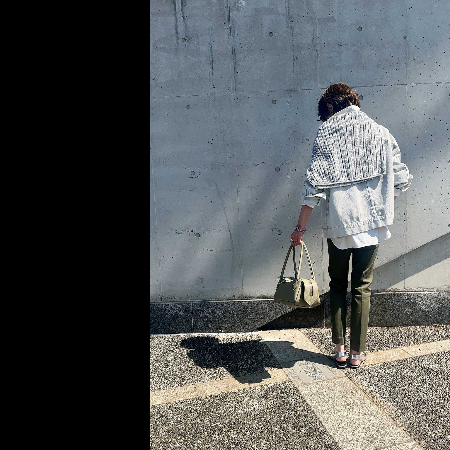 グリーントーンのデュエット - カーキのシガレットパンツとセージグリーンのボストンバッグ。ふと発見した、この二つの色のハーモニーがかわいくて、今日はそこから着こなしを発想。主役のグラデカラーを純粋にいかすよう、他のアイテムは白っぽい色で上品＆クールにコーディネートしました。清々しくて軽やかなこういう配色も、ピンク系とはまた違った、春気分が出せていいな〜。 SNAP