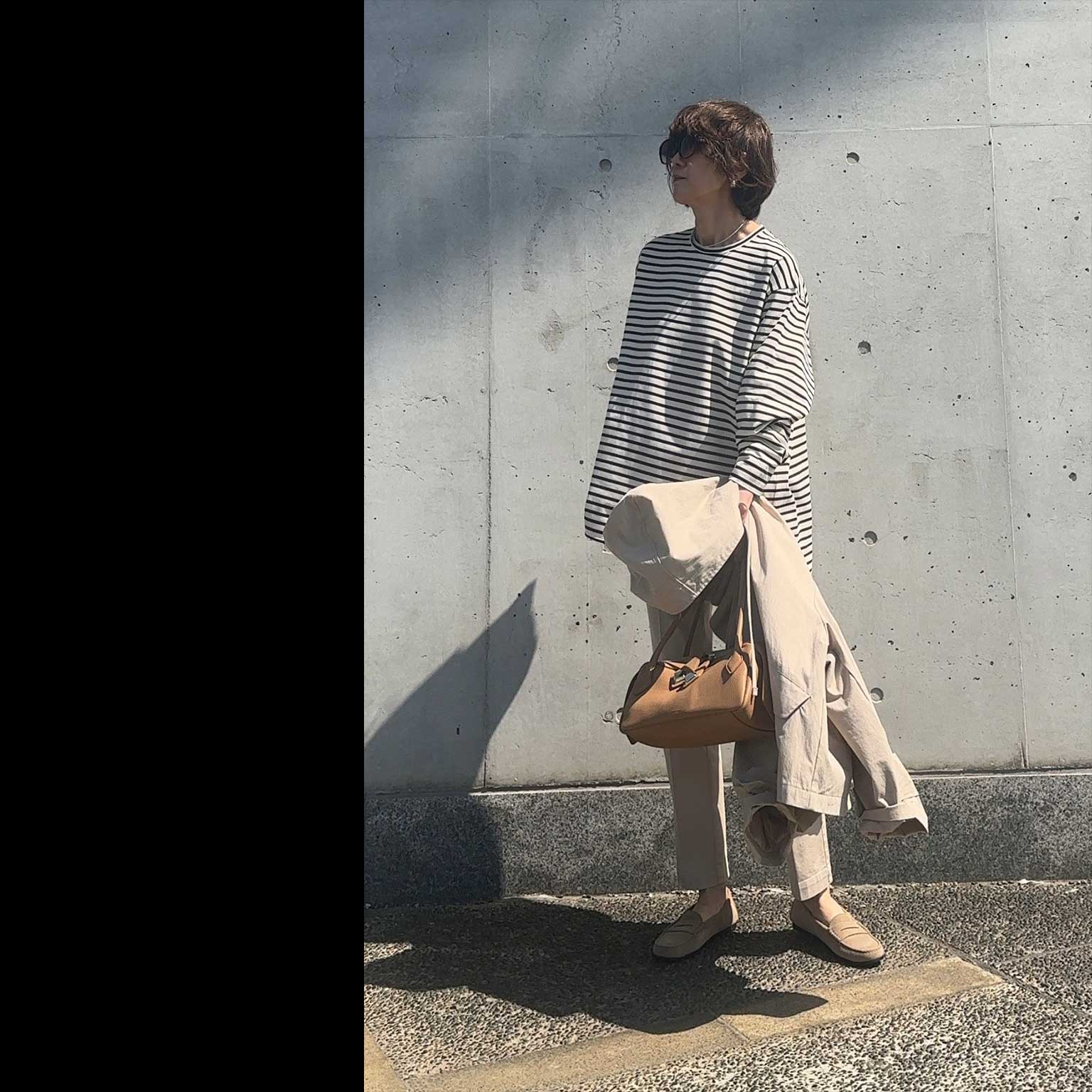 ほんのり春マリン - ボーダーカットソーで、マリン気分をほんの少し。ダークネイビーとアイボリーのボーダーだから、合わせるアイテムもベージュ系にしてみました。テントラインのフードパーカーやスティックパンツ、そしてバッグ＆靴も…ベージュづくし！　普通、マリンというと白を基調にパキッとする配色が多いけど、こういうやわらかな配色も、大人っぽくていいかも〜。 SNAP