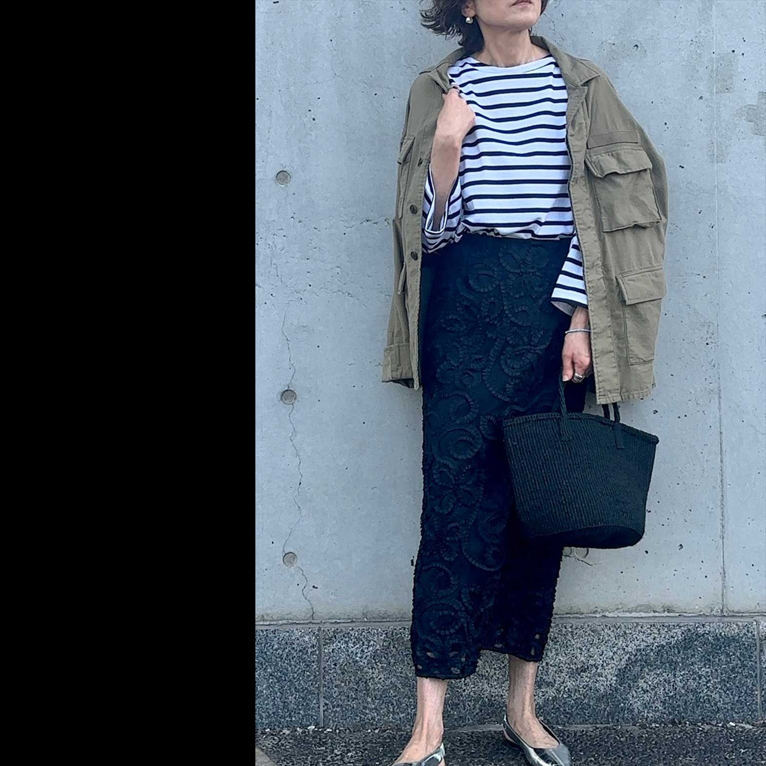 心弾む、Black＆White - 着た瞬間、気分が上がったなあ〜。袖も少しゆったりしたボーダーシャツに、デコラティブなＩラインスカート。インしたボーダーシャツの裾をほんのりブラウジングして、ポインテッドのフラットシューズで、ミリタリジャケットを持っちゃって。バッグはレザーじゃなくて ”黒のカゴ”。このバランスが好きです。 SNAP