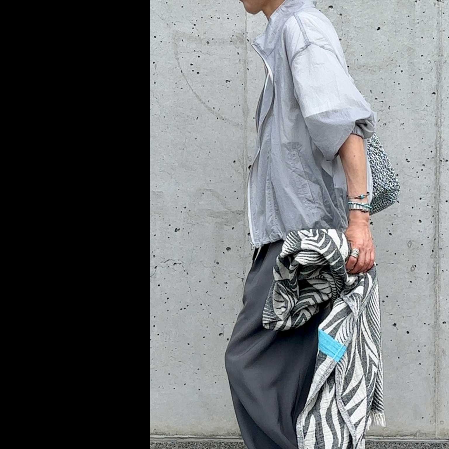 enjoy！ グレー＆シルバー - 大好きなグレー＆シルバーの配色。黒より重くなくて、ベージュより合わせやすくて…。ワントーンコーディネートの味方なんです。今日は淡いグレーブルゾンとミディアムグレーパンツの着こなしに、シルバー小物をトッピング。クールなのに、華やかさがあってやっぱりいい感じです〜。マキシスカート風に見えるパンツが、しゃれ感をいっそう盛り上げてくれるな〜。SNAP