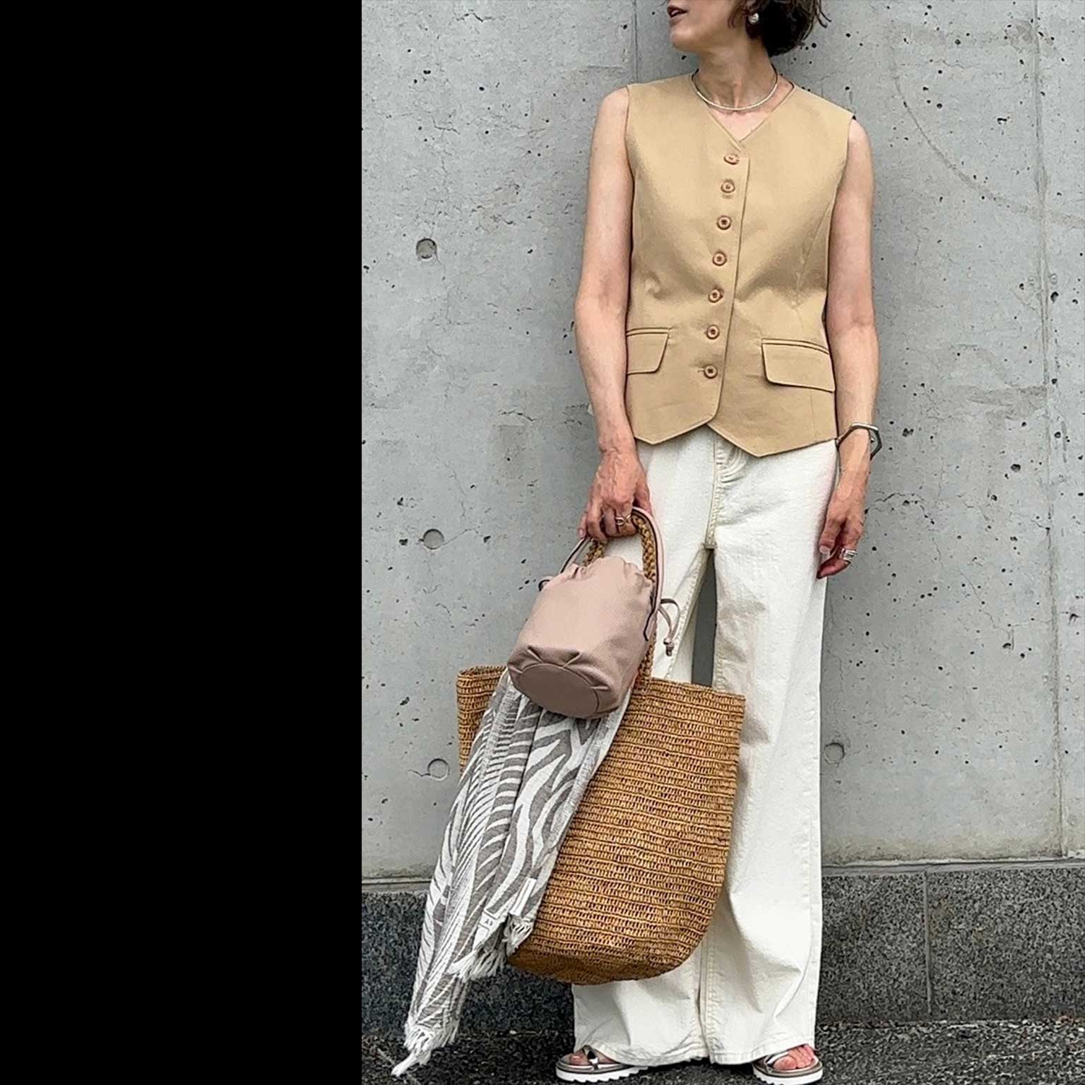 セレブレーションは上品モードに - 仕事帰りに、友人の展覧会を訪問。小さなギャラリーでの作品展だから、大げさにすることなく、ほんのりセレブレーション気分を演出することに。ベージュのジレをノースリーブトップスとして着て、ホワイトデニムと共に、明るいトーンでコーディネート。小物はシルバー系をメインに、肌に上品なキラメキをプラス。あとはお祝いとして、彼女が好きな花を買って行こ〜。SNAP